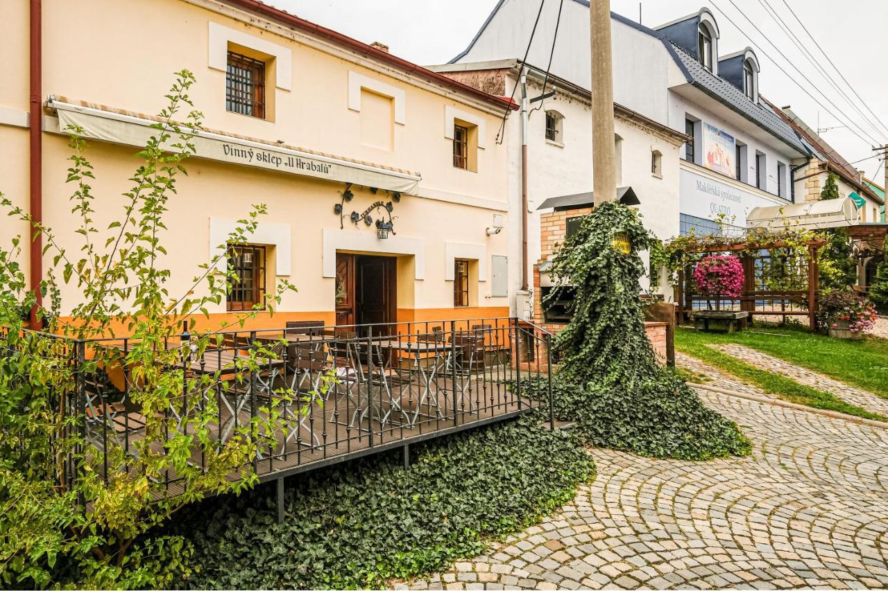 Sklep U Hrabalu Aparthotel Hustopeče Kültér fotó